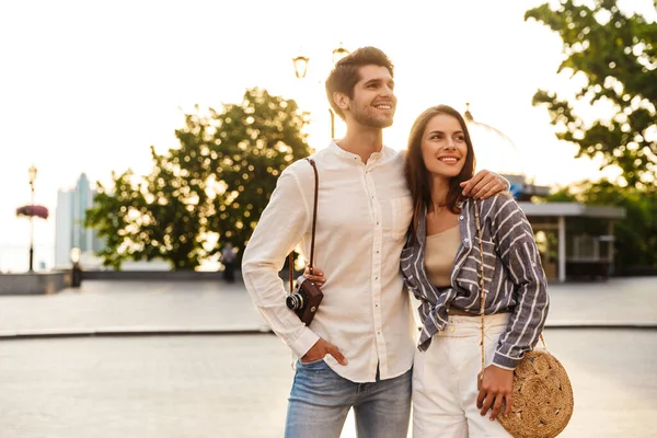 Image Young Caucasian Couple Smiling Hugging While Walking Retro Camera — Stock Photo, Image