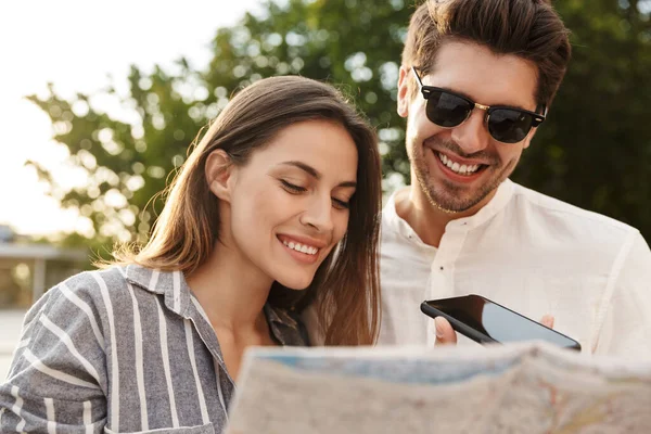 Image Young Caucasian Beautiful Couple Smiling While Holding Map Cellphone — Stock Photo, Image