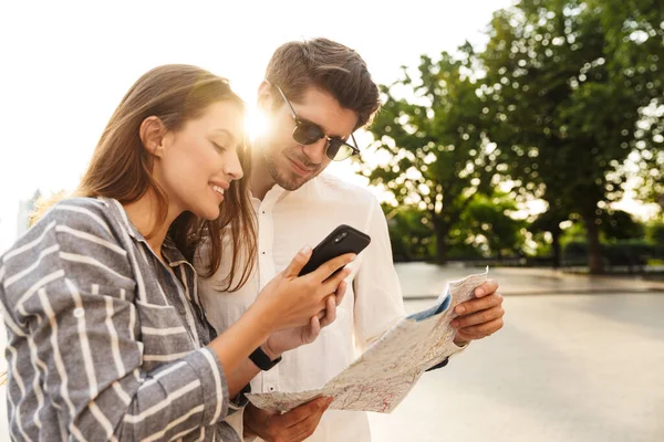 Image Young Caucasian Beautiful Couple Smiling While Holding Map Cellphone — Stock Photo, Image