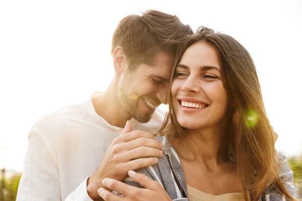 Imagem Jovem Casal Feliz Caucasiano Sorrindo Abraçando Enquanto Caminhava Livre — Fotografia de Stock