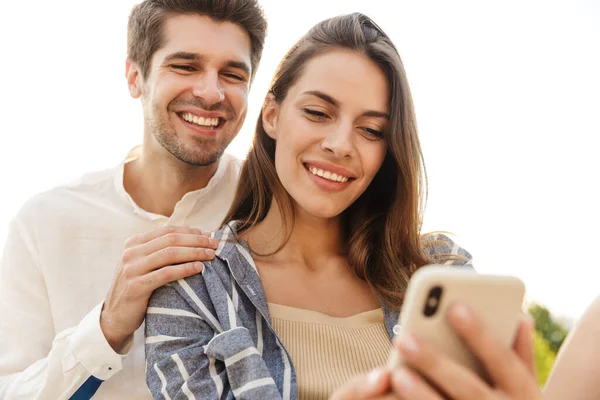 Imagem Jovem Casal Feliz Caucasiano Sorrindo Abraçando Enquanto Sentado Livre — Fotografia de Stock