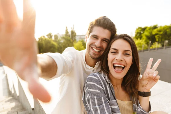 Imagen Joven Pareja Caucásica Feliz Sonriendo Tomando Fotos Selfie Mientras —  Fotos de Stock