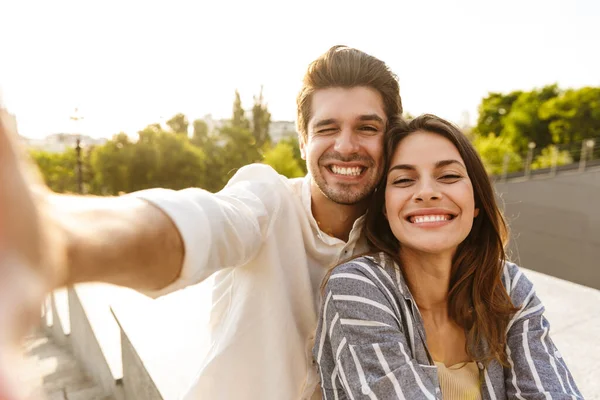 Imagem Jovem Casal Feliz Caucasiano Sorrindo Tirando Foto Selfie Enquanto — Fotografia de Stock