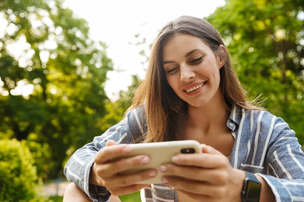 Зображення Молодої Білої Брюнетки Яка Посміхається Тримає Мобільний Телефон Під — стокове фото