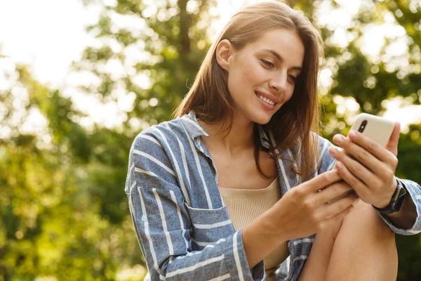 Imagem Jovem Mulher Morena Caucasiana Sorrindo Segurando Celular Enquanto Caminha — Fotografia de Stock