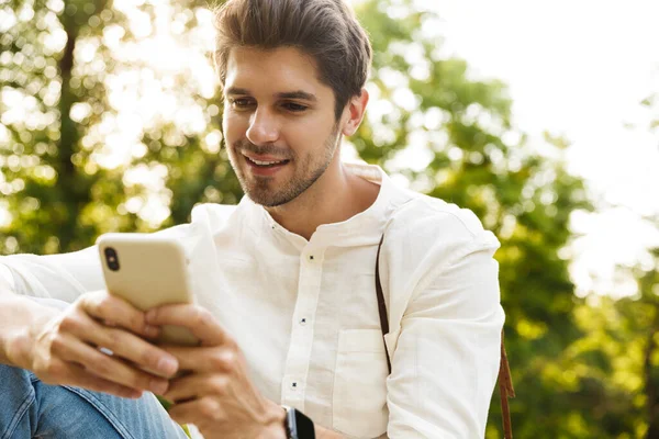 Image Young Caucasian Brunette Man Smiling Holding Cellphone While Walking — Stock Photo, Image