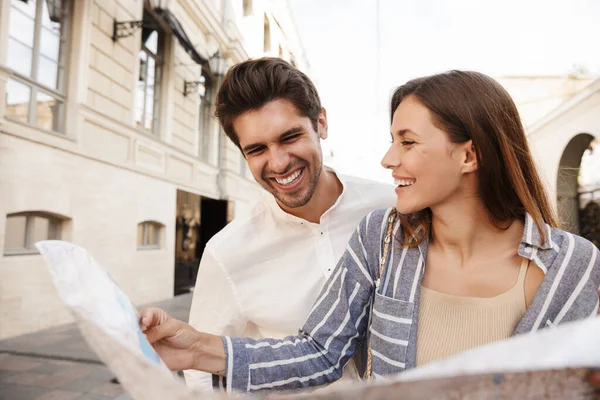 Pareja Viajeros Con Mapa Ciudad Decidiendo Dónde — Foto de Stock