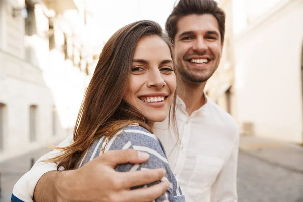 Imagem Jovem Casal Morena Caucasiana Sorrindo Abraçando Enquanto Caminhava Rua — Fotografia de Stock