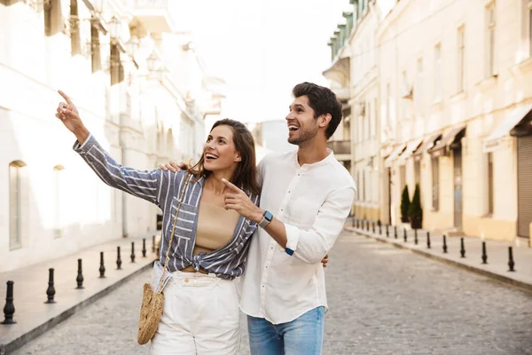 Immagine Della Giovane Coppia Caucasica Bruna Che Sorride Punta Dita — Foto Stock