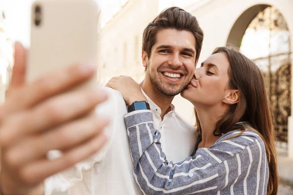 Happy Couple Taking Selfie City Street — Stock Photo, Image