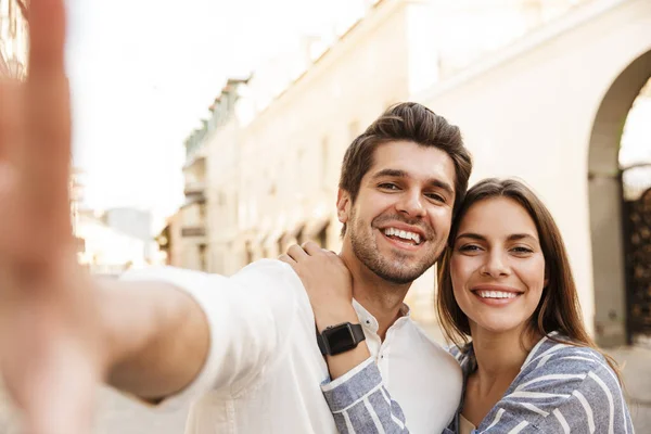 Happy Couple Taking Selfie City Street — Stock Photo, Image