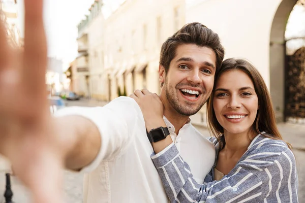 Coppia Felice Scattare Selfie Sulla Strada Della Città — Foto Stock