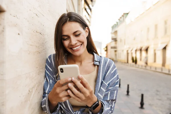 Mulher Feliz Usando Telefone Inteligente Rua Mensagens Texto — Fotografia de Stock