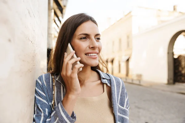 Mulher Feliz Usando Telefone Inteligente Rua — Fotografia de Stock