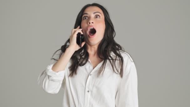 Una Giovane Donna Felice Sorpresa Sta Rallegrando Parlando Telefono Piedi — Video Stock