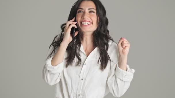 Una Giovane Donna Sorridente Sta Parlando Telefono Saltando Piedi Isolato — Video Stock