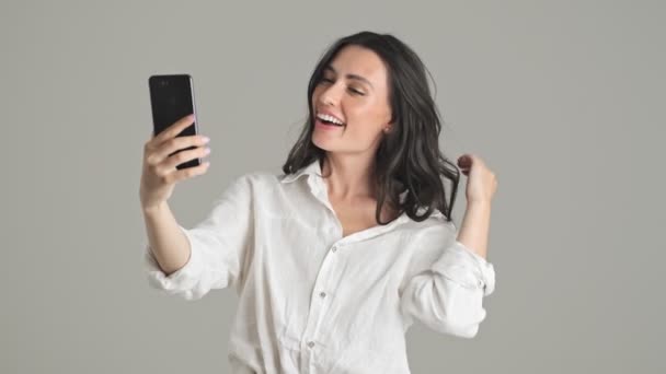 Femeie Tânără Atractivă Face Fotografie Selfie Folosind Smartphone Izolat Fundal — Videoclip de stoc