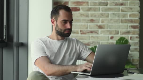 Joven Hombre Serio Utilizando Ordenador Portátil Interior Casa — Vídeo de stock