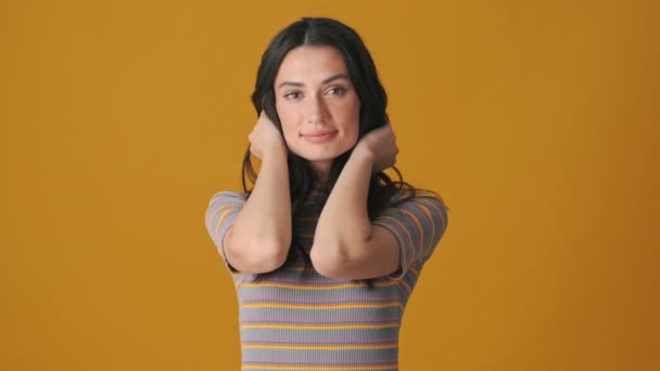 Una Joven Guapa Posando Pie Aislada Sobre Fondo Amarillo — Vídeo de stock