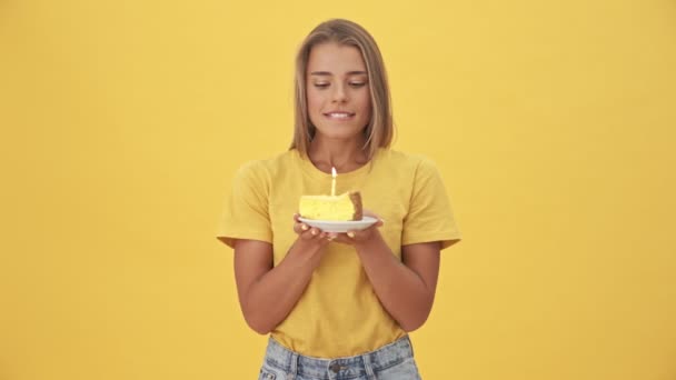 Happy Young Blonde Woman Yellow Shirt Making Wish While Holding — Stock Video