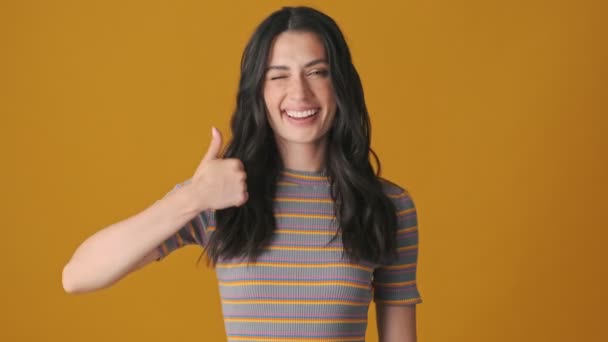 Uma Jovem Mulher Sorrindo Está Mostrando Gesto Polegar Para Cima — Vídeo de Stock