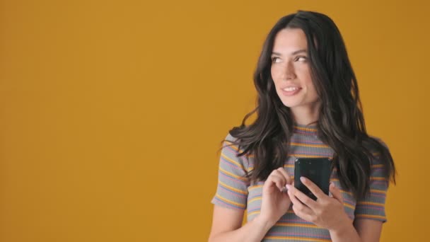 Μια Συναισθηματική Νεαρή Γυναίκα Χρησιμοποιεί Smartphone Της Στέκεται Κοντά Στον — Αρχείο Βίντεο