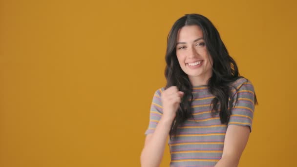 Eine Positive Junge Frau Tanzt Isoliert Über Gelbem Hintergrund — Stockvideo