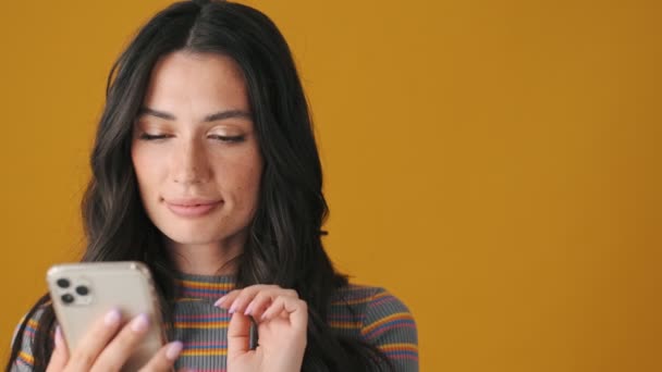 Uma Bela Jovem Mulher Usando Seu Smartphone Isolado Sobre Fundo — Vídeo de Stock