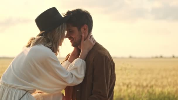 Krásný Klidný Pár Muž Žena Objímají Při Jízdě Kole Venkově — Stock video