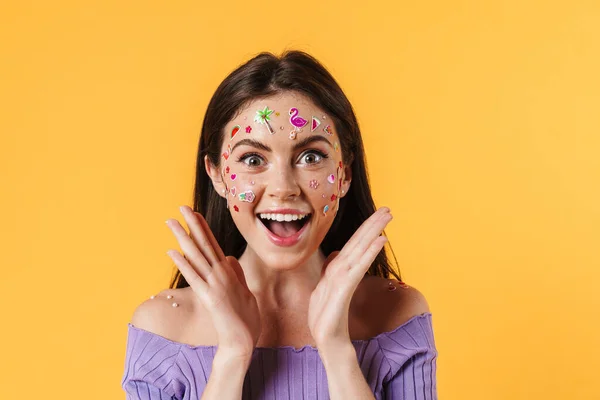 Immagine Donna Deliziata Con Adesivi Sul Viso Esprimendo Sorpresa Sulla — Foto Stock