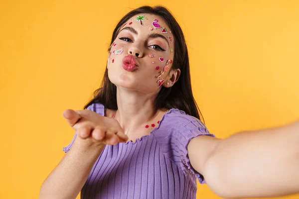 Imagen Una Mujer Feliz Con Pegatinas Cara Soplando Aire Beso — Foto de Stock