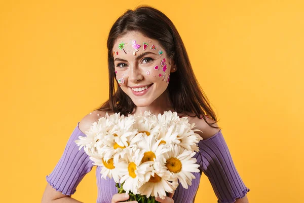 Εικόνα Της Νεαρής Χαρούμενης Γυναίκας Αυτοκόλλητα Στο Πρόσωπο Κρατώντας Λουλούδια — Φωτογραφία Αρχείου