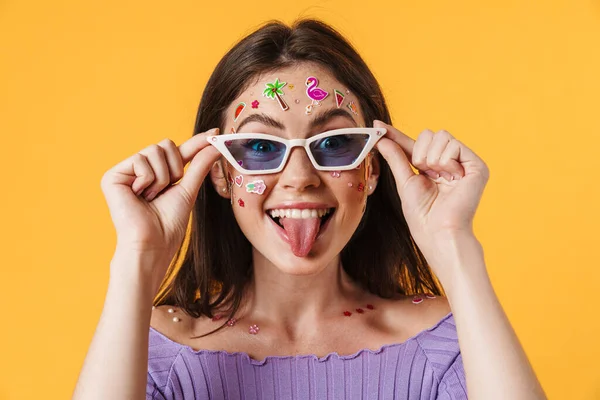 Imagen Mujer Alegre Con Pegatinas Cara Con Gafas Sol Mostrando — Foto de Stock