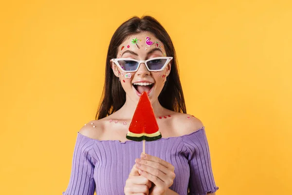 Imagem Jovem Mulher Engraçada Com Adesivos Rosto Comendo Pirulito Sorrindo — Fotografia de Stock