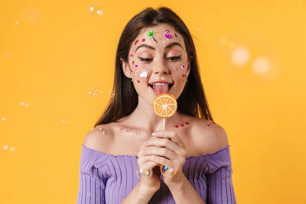 Imagem Jovem Mulher Engraçada Com Adesivos Rosto Gostando Pirulito Isolado — Fotografia de Stock