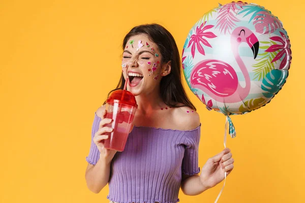 Εικόνα Της Γυναίκας Που Γελάει Αυτοκόλλητα Στο Πρόσωπο Κρατώντας Μπαλόνι — Φωτογραφία Αρχείου