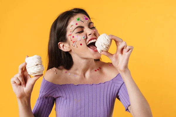 Imagen Una Joven Mujer Complacida Con Pegatinas Cara Comiendo Malvavisco — Foto de Stock