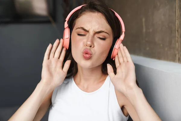 Imagem Bela Mulher Agradável Fazendo Beijar Lábios Usando Fones Ouvido — Fotografia de Stock