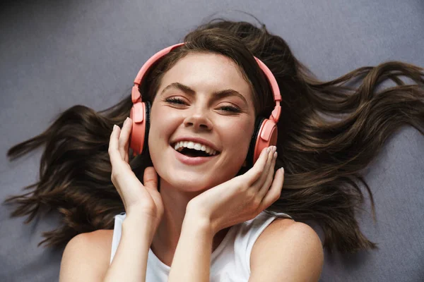Imagen Una Hermosa Mujer Alegre Sonriendo Usando Auriculares Inalámbricos Mientras — Foto de Stock