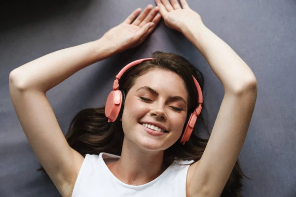 Imagen Una Hermosa Mujer Alegre Sonriendo Usando Auriculares Inalámbricos Mientras — Foto de Stock