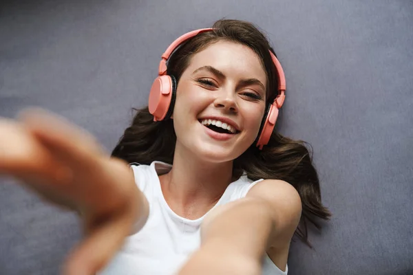 Imagen Una Hermosa Mujer Alegre Tomando Selfie Usando Auriculares Inalámbricos — Foto de Stock