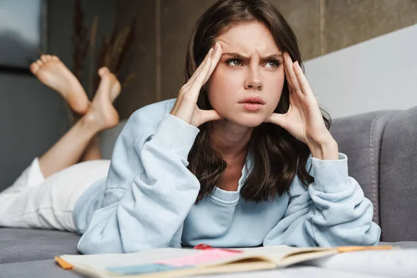 Image Une Femme Malheureuse Ayant Mal Tête Faisant Ses Devoirs — Photo