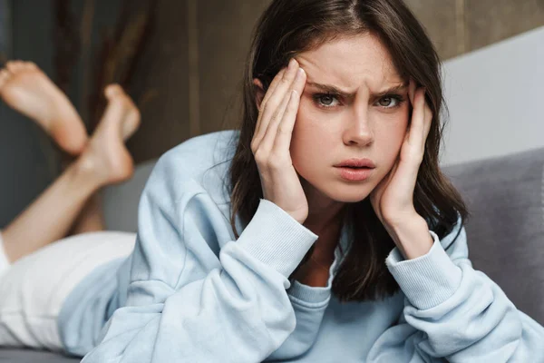 Imagen Mujer Infeliz Con Dolor Cabeza Mirando Cámara Mientras Está —  Fotos de Stock