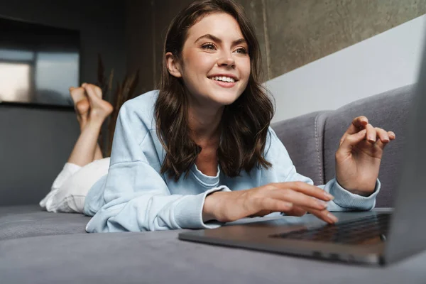 Bild Einer Fröhlichen Netten Frau Die Mit Dem Laptop Lächelt — Stockfoto