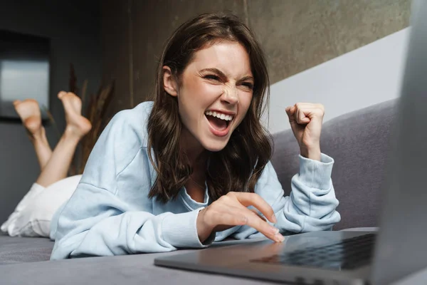 Imagem Mulher Animada Fazendo Gesto Vencedor Trabalhando Com Laptop Enquanto — Fotografia de Stock