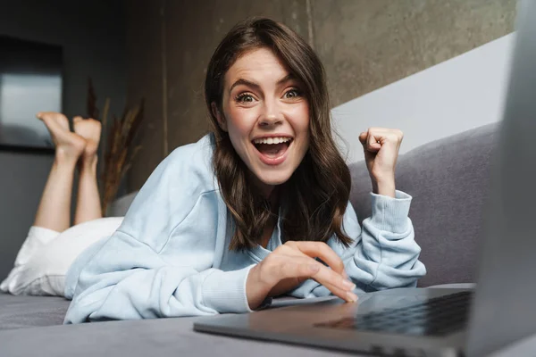 Kép Izgatott Hogy Győztes Gesztus Dolgozik Laptop Miközben Fekszik Kanapén — Stock Fotó