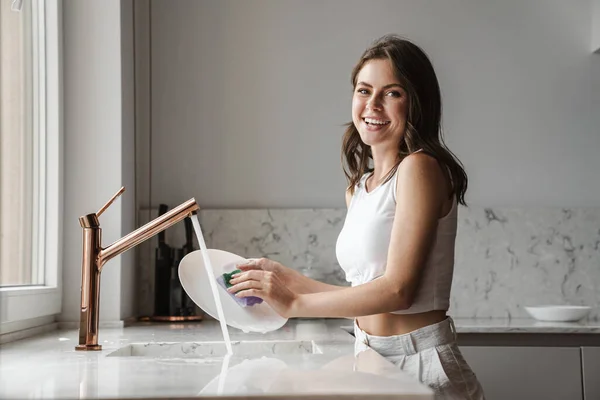 Imagen Mujer Caucásica Feliz Sonriendo Lavando Platos Cocina Casa — Foto de Stock
