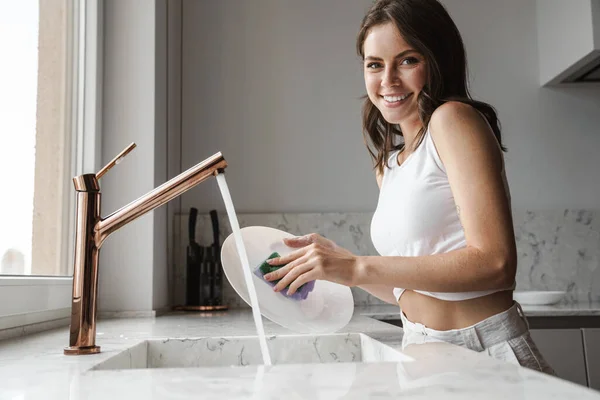 Imagen Mujer Caucásica Feliz Sonriendo Lavando Platos Cocina Casa — Foto de Stock