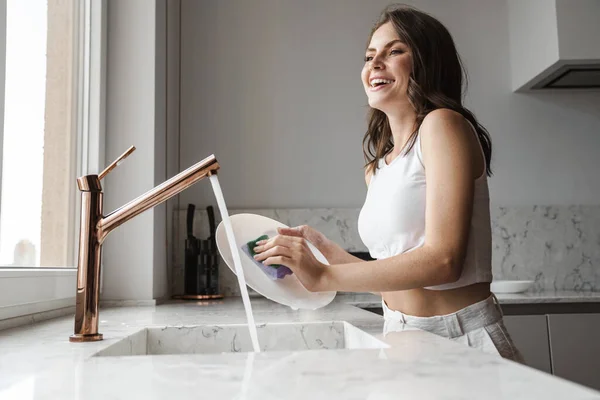 Imagen Mujer Caucásica Feliz Sonriendo Lavando Platos Cocina Casa —  Fotos de Stock