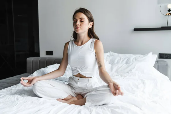 Evde Yatakta Otururken Meditasyon Yapan Parmaklarını Bir Arada Tutan Güzel — Stok fotoğraf